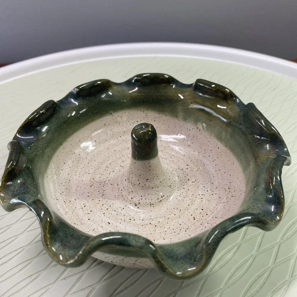 Dean White Pottery, Stoneware Apple/Onion Baking Dish Signed.Speckled Glaze‎